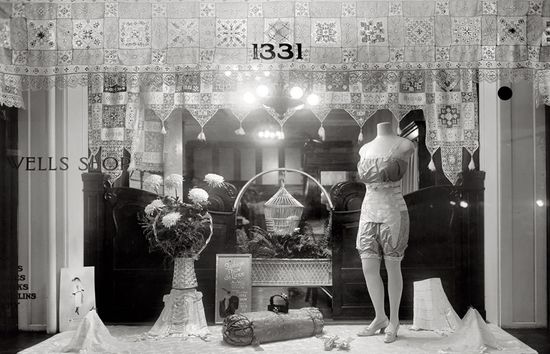 retro-windows-1920-wells-shop